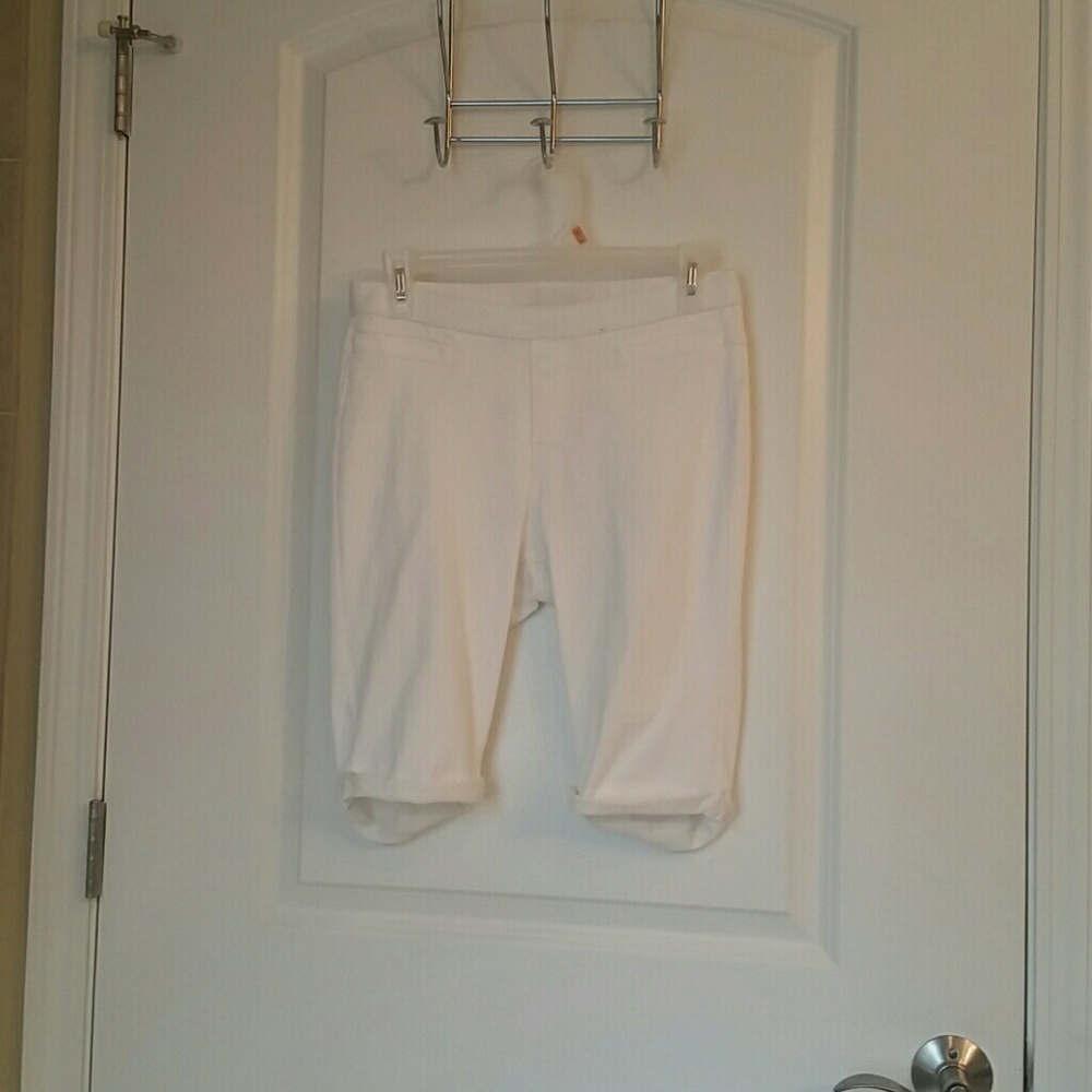 HUE White Bermuda Shorts